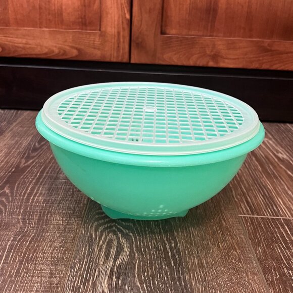 Tupperware Colander/Strainer with Lid - Picture 1 of 12